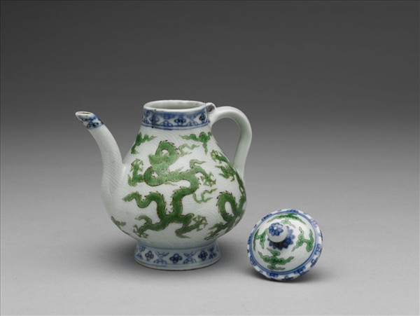 青花綠彩刻花波濤龍紋梨形壺
