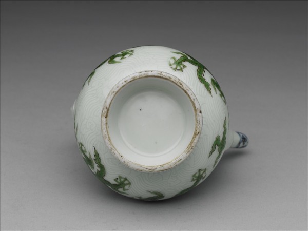 青花綠彩刻花波濤龍紋梨形壺