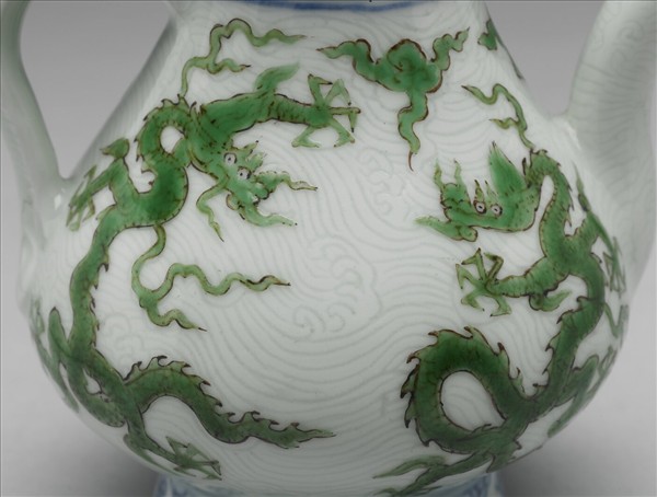 青花綠彩刻花波濤龍紋梨形壺
