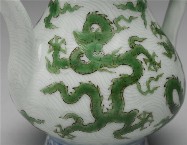 青花綠彩刻花波濤龍紋梨形壺