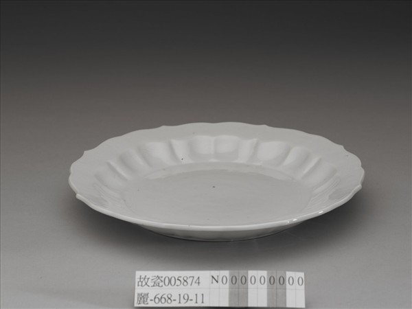 甜白釉花卉紋葵花式盤