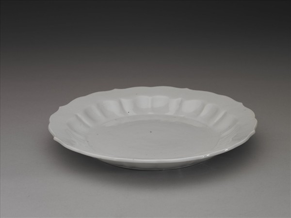 甜白釉花卉紋葵花式盤