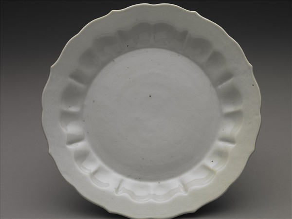 甜白釉花卉紋葵花式盤