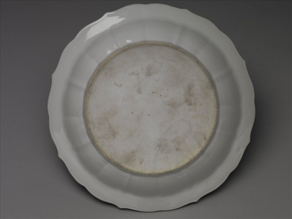 甜白釉花卉紋葵花式盤