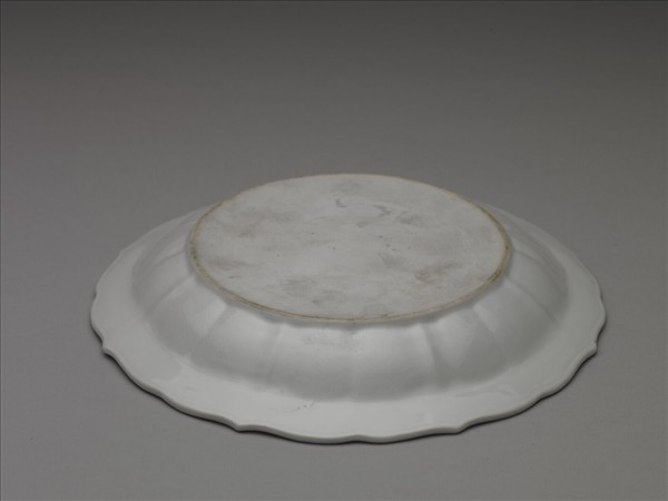 甜白釉花卉紋葵花式盤