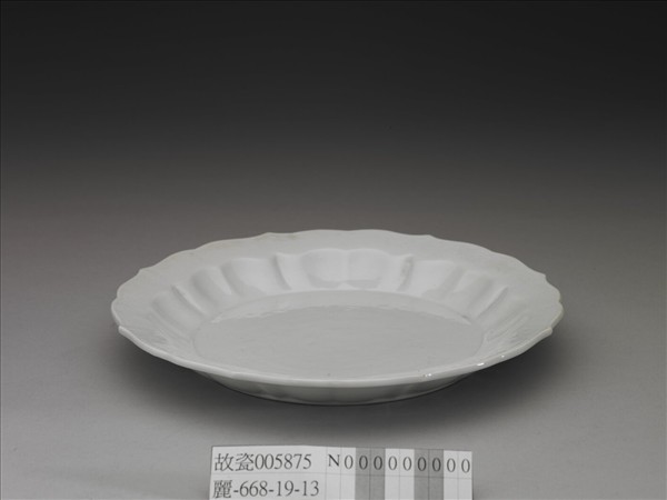 甜白釉花卉紋葵花式盤