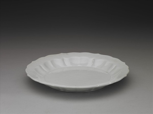甜白釉花卉紋葵花式盤