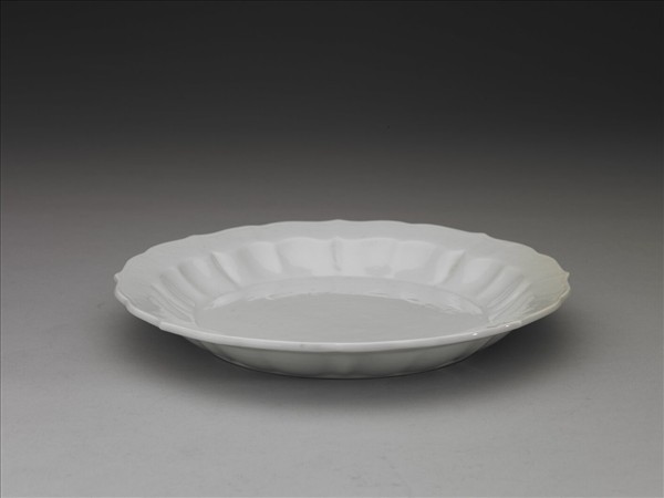 甜白釉花卉紋葵花式盤