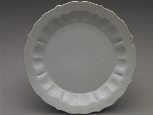 甜白釉花卉紋葵花式盤