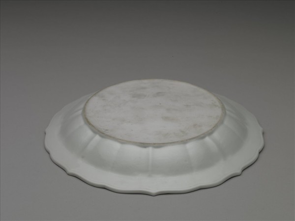 甜白釉花卉紋葵花式盤