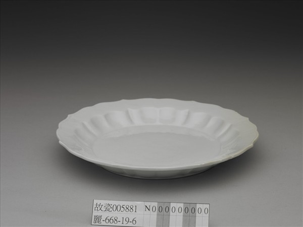 甜白釉花卉紋葵花式盤