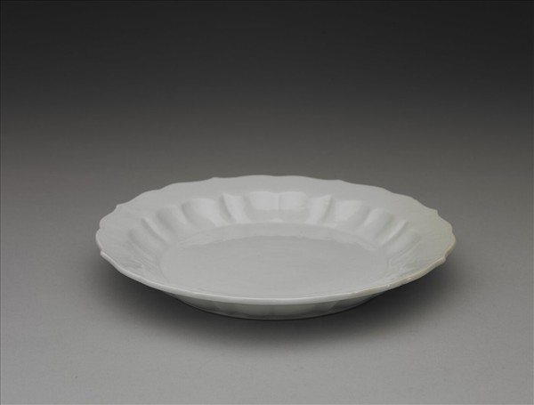 甜白釉花卉紋葵花式盤