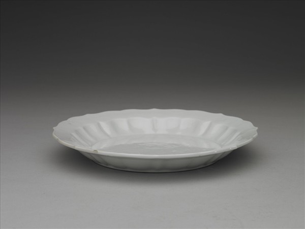 甜白釉花卉紋葵花式盤