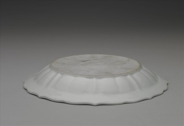 甜白釉花卉紋葵花式盤