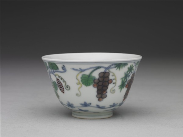 鬥彩葡萄紋杯