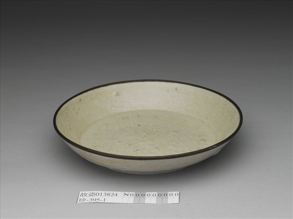 定窯 白瓷印花蓮塘鴛鴦紋盤