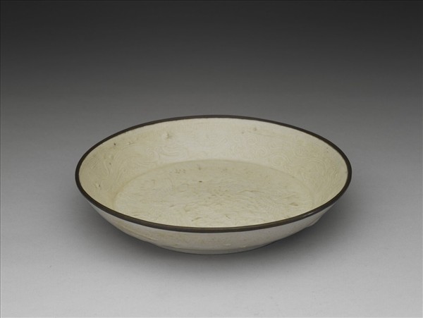 定窯 白瓷印花蓮塘鴛鴦紋盤