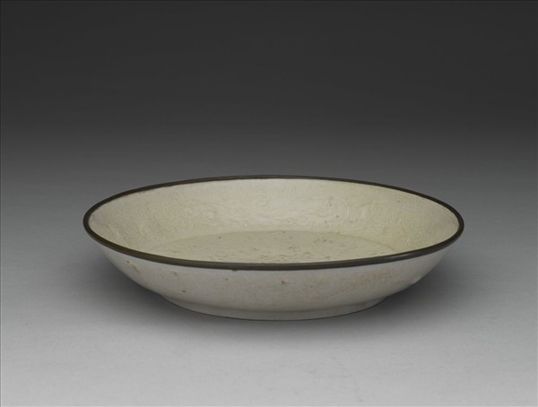 定窯 白瓷印花蓮塘鴛鴦紋盤