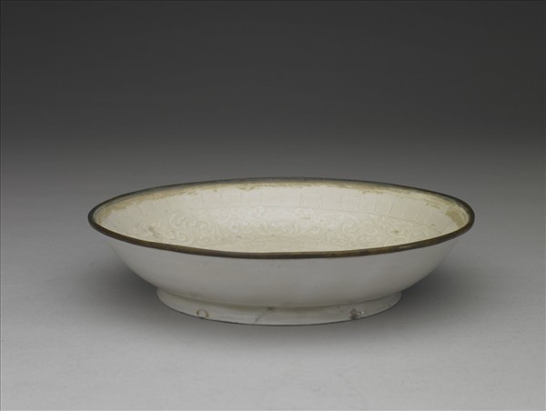 定窯 白瓷印花雙螭紋盤