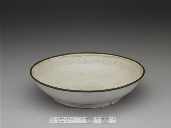 定窯 白瓷印花雙螭紋盤