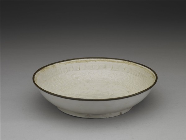 定窯 白瓷印花雙螭紋盤