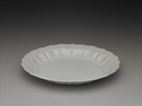 甜白釉劃花纏枝花卉紋菱花式盤