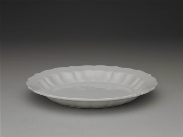 甜白釉劃花纏枝花卉紋菱花式盤