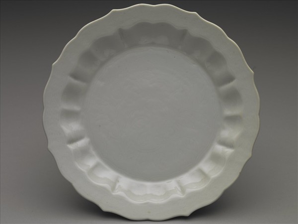 甜白釉劃花纏枝花卉紋菱花式盤