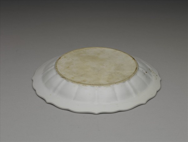 甜白釉劃花纏枝花卉紋菱花式盤