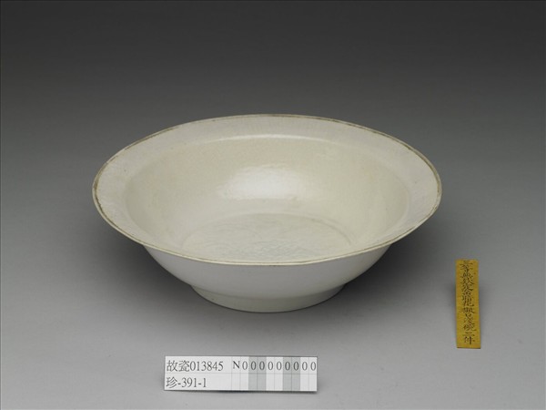 白瓷劃花菊花紋折沿碗