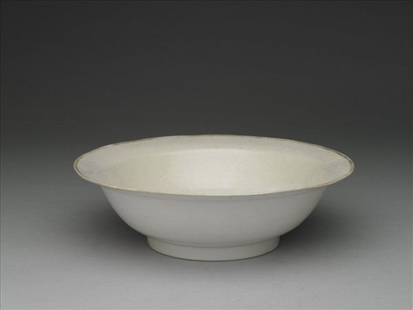 白瓷劃花菊花紋折沿碗