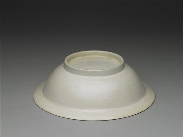 白瓷劃花菊花紋折沿碗