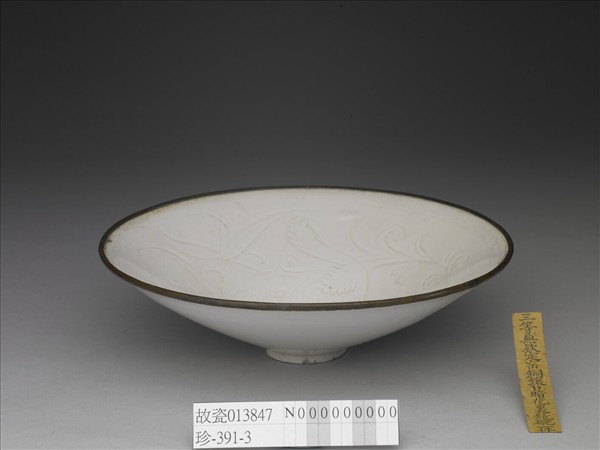 定窯 白瓷劃花蓮花紋碗