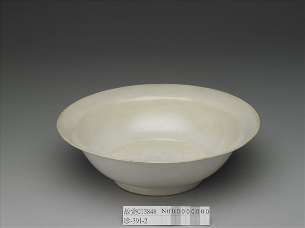 白瓷劃花花卉紋折沿碗