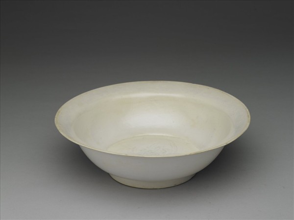 白瓷劃花花卉紋折沿碗