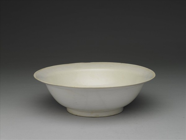 白瓷劃花花卉紋折沿碗