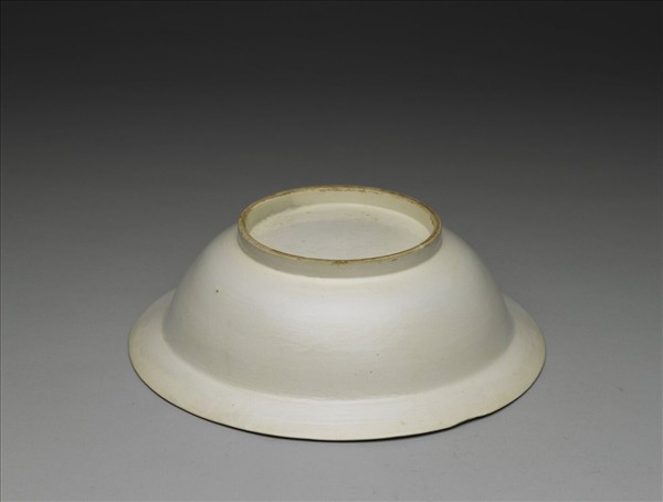 白瓷劃花花卉紋折沿碗