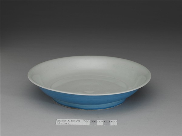 孔雀綠釉暗花龍紋盤