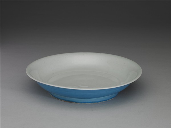 孔雀綠釉暗花龍紋盤