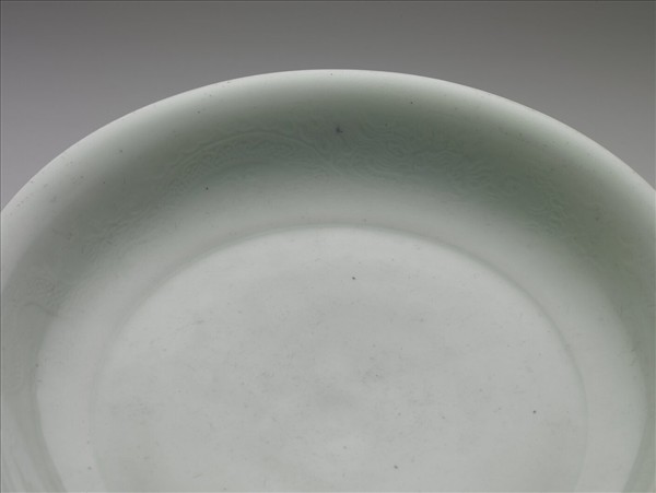 孔雀綠釉暗花龍紋盤