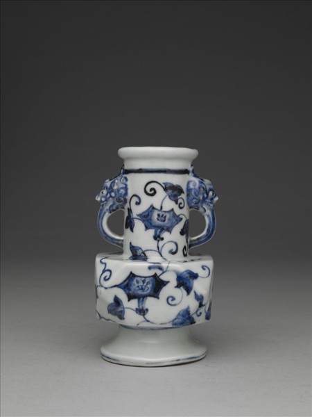 青花牽牛花卉紋折方瓶