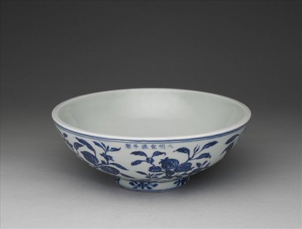 青花折枝花果紋大碗