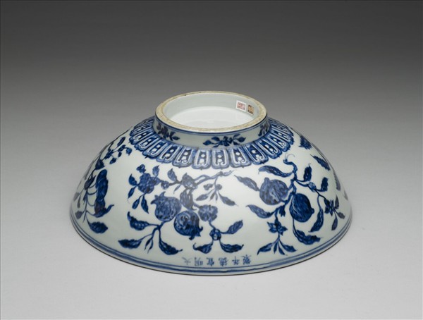 青花折枝花果紋大碗