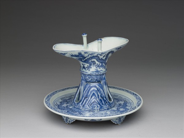 青花波濤龍紋爵托盤