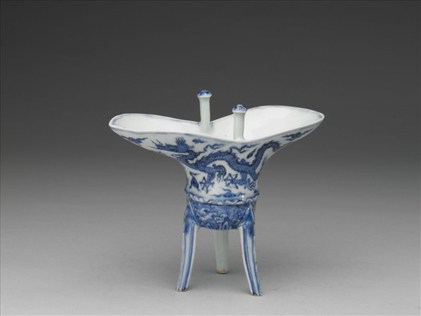 青花波濤龍紋帶托爵杯