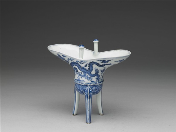 青花波濤龍紋帶托爵杯