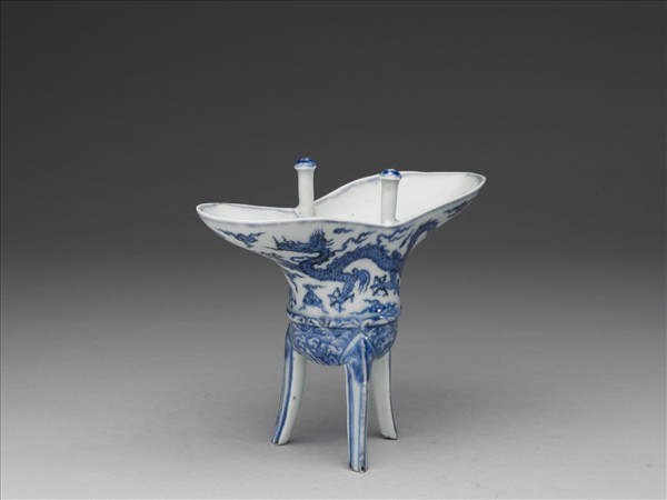 青花波濤龍紋帶托爵杯