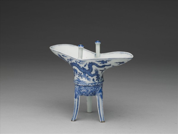 青花波濤龍紋帶托爵杯