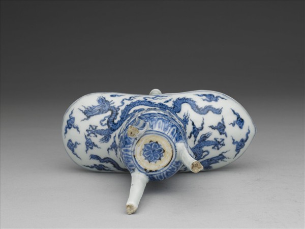 青花波濤龍紋帶托爵杯