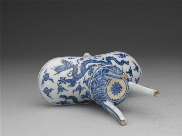 青花波濤龍紋帶托爵杯